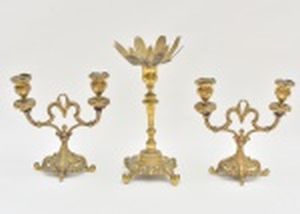 3 castiçais em bronze: Par de candelabros com 16 cm e um castiçal com 19 cm.