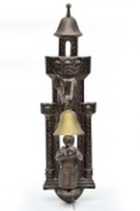 Campainha  para porta. Formada por um conjunto representando: Monge, a porta da igreja, puxando a corrente e tocando sino, bronze fundido. Altura 51 cm.