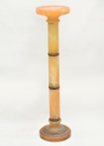 Coluna em alabastro translúcido com acabamentos em bronze, base , tampo e coluna redondos. Altura 97,5 cm.