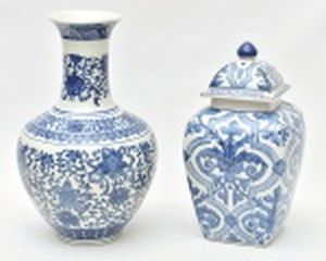 Duas peças de porcelana  azul e branco : Vaso decorado azul cobalto representando jóias místicas ao estilo Ming, marcado ao fundo por baixo do esmalte, altura 32 cm. O potiche com tampa formato balaústre de seção quadrada, decorado azul sobre branco com motivos que  remetem a Renascença Italiana, sem marca, altura total 28 cm.