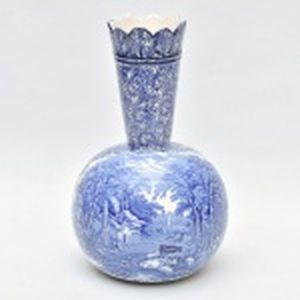 Vaso de  porcelana inglesa, marca FENTON, decoração fazendinha em azul cobalto e preenchido com fitomorfos. corpo bojudo e gargalo cônico, acabado em borda recortada. Altura 31 cm.