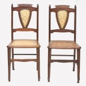 Par de cadeiras em madeira nobre com palhinha , encosto com um detalhe estofado em tecido.