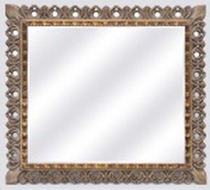 Espelho com moldura em madeira trabalhada e dourada, medindo 78 x 68 cm. Com moldura 100 x 90 cm.