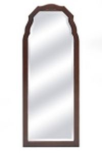 Espelho bizotado com moldura de madeira nobre, medindo 150 x 60 cm.