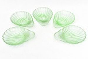 Cinco conchas em vidro verde para sorvete, 13 cm.