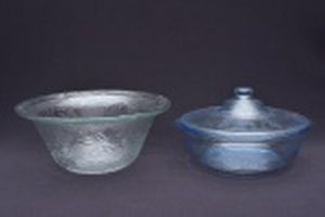 2 peças de vidro moldado :  uma saladeira ( 11 cm e diâmetro 26)  e vasilha com tampa nos tons azul claro. Altura  8 cm e diâmetro 22,5 cm.