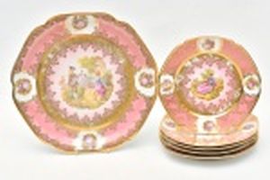 Conjunto de porcelana Luiz XV em fundo  rosa e cenas românticas, 6 peças: Um prato grande (27 cm) para bolo e 6 pratinhos menores com 18 cm.