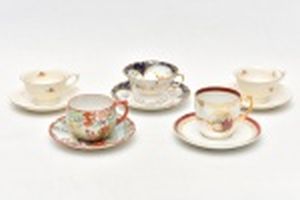 5 Xícaras com pires porcelana para chá de origens e decorações variadas, Vista Alegre azul e branca, Chinesa com personagens,  alemã com florzinhas e lembranças.