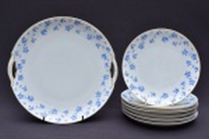 KPM - Porcelana alemã , Prato para bolo e 6 pratos de sobremesa, decorado com borda dourada e mini flores em azul.