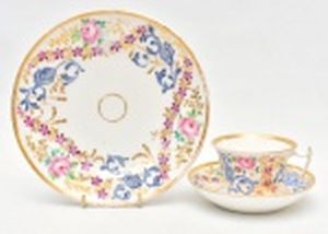 Três peças: Xícara com pires e prato sobremesa Vieux Paris, decoração floral.