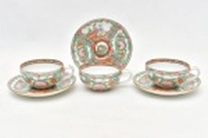 3 Xícaras com pires para chá , porcelana chinesa decorada no padrão Mandarim.