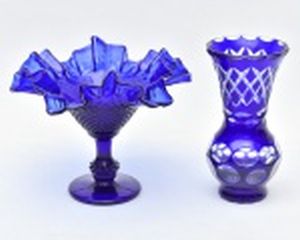 Duas peças de vidro azul: fruteira de borda plissada e vasinho de corpo lapidado. Altura 15 cm.