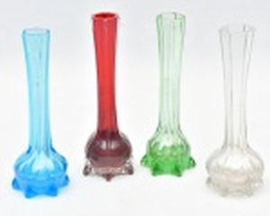 Quatro solefleurs de vidros nas cores branco, verde, vermelho e azul. Altura 14,5 cm. Uma com pequeno bicado.