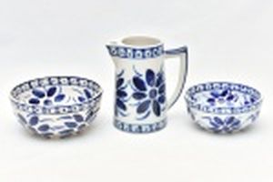 Três  peças de porcelana Monte Sião: 2 Bowls ( 21 e 18cm de diâmetro) e jarra para suco com 20 cm de altura,