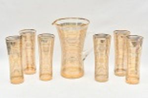 Jarra  de vidro com com 6 copos p/long drink, decoração  com fios dourados. Jarra com trincado.  Altura da jarra 25 cm e os copos 20 cm.