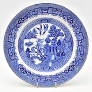 Prato porcelana  inglesa azul e branco decoração dito pombinhos. Marca PROLDE MILLON. Diâmetro 23 cm.