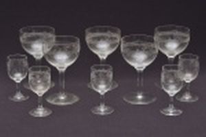 Dez taças de cristal:  5 para vinho branco e cinco para licor. Feitios diferentes.