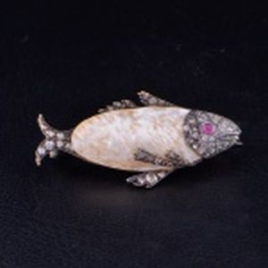 Broche de peixinho de ouro, prata, madrepérola, olho de rubi e diamantinhos. Peso 8,4 gramas. Total comprimento 4,2 cm