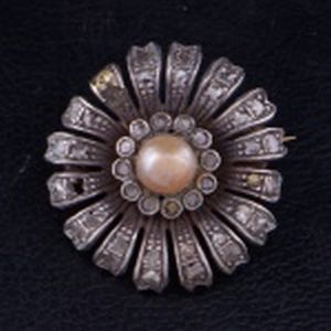 Broche ouro e prata em forma de flor com diamantinhos e pérola ao centro. Diâmetro 2,6 cm. Peso 10 gramas.