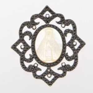 Pingente em prata e madrepérola entalhada com imagem de Nossa Senhora de Lourdes. Acabamento em pedrinhas brancas e pretas. Medida 4,5 x 4 cm. Peso 9,5 gramas