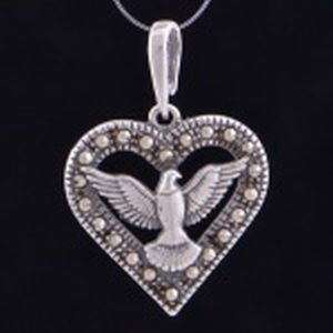Coração pingente em prata com Divino Espirito Santo. 2,7 cm. Cravado com marcassitas.
