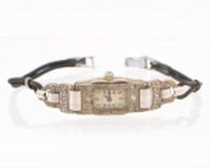 Relógio em ouro branco com pequenos diamantes. Modelo feminino dos anos 30. Máquina substituída por MIYOTA Quarts. Originalmente era LANCO. Peso bruto 12,3 g.