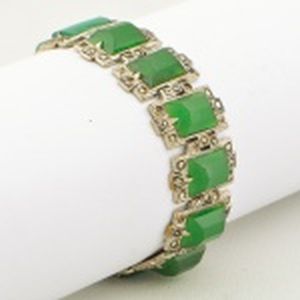 Pulseira em metal prateado, dos anos 20, com pedras verdes de crisoprásio, imitando jade e marcassitas.
