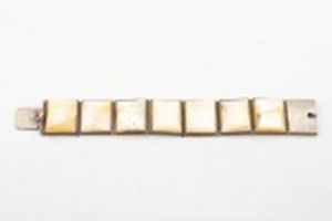 Pulseira bijuteria com retângulos de madrepérolas, marcado com letras orientais