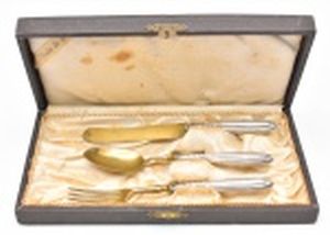 Conjunto de talheres infantil, contendo 3 peças: um garfo, uma colher e uma faca em prata 800.