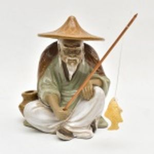Escultura em porcelana representando pescador. Altura 10 cm.