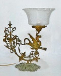 Abajour de bronze com "Meio Pégaso meio dragão" em bronze fundido com volutas e arabescos, instalação elétrica. Altura 30 e largura 28 cm.
