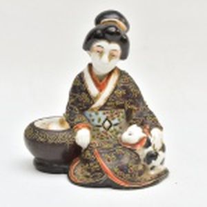 Estatueta de porcelana Satsuma representando dama sentada com jarro e gato. Altura 15 cm.