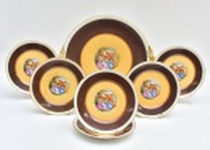 Prato de bolo com 6 pratinhos em porcelana polonesa, decorado com tons castanhos e figura romântica ao centro. Prato bolo 27,5 cm e os pratos de bolos 16,5 cm.