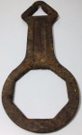 Antiga ferramenta Inglesa feita para ser utilizada em rodas carros de boi. Med: 35x12cm.