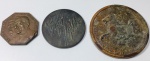 Três antigas medalhas em metal.
