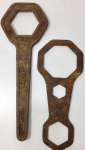 Duas antigas chaves em ferro feitas para serem utilizadas em rodas de carro de boi. Med: 30cm