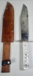 Antiga faca com lâmina em aço de carbono e cabo de madre pérola. Med: 37cm