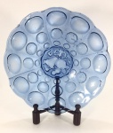Lindo centro de mesa em grosso vidro azul, com lapidações de bolha. Med: 31cm