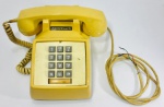 Antigo telefone americano de mesa star touch, na cor amarela. NO ESTADO