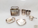 Lote 06 peças Diversas em Prata 90.e metal .  Sendo : Cofre em metal  8 cm altura x 11 cm ; 2 copos  5,5 cm x 7 cm altura e 6 cm x 6 cm ; dosador de bebida 3,5 cm altura x 4,5 cm diametro  e 2 Cinzeros  8 cm x 8 cm .