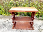 Pequeno Rack / Mesa em Madeira  Nobre. Medida 65 cm largura x 30 cm profundidade x 56,5 cm altura. Necessita de reparo  . esta com  de arranhoes,, parte superior