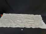 Caminho de Mesa em Algodão Branco Bordado . Medidas  2,0 x 40 cm.