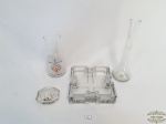 Lote 4 Peças em Vidro sendo 2 Vasos Decorativos e 2 cinzeiros. Medida Vaso Vovó 16,5 cm x 6 cm diametro, Vaso 24 cm altura x 3 cm diametro ; Cinzeiro Quadrado 15,5 cm x 15,5 cm e Cinzeiro 7 cm x 6,5 cm.