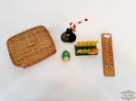 Lote 5 diversos, itens  decorativos., sendo cesta de costura,  porta guardanapo, castonhola em plastico rigido. Medida 15 cm largura, 19 cm comprimento.