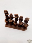 Escultura barro cozido  5 retirantes  assinado DEDE. Medida 18cm x 5 cm