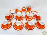 Jogo Chá 23  Peças Porcelana Rustica Pan Americana cor laranja composto  .8 Xícaras: cha  7,5cm de altura x 8cm de diametro,8 Pires: 14cm de diametro.8 Prato Bolo: 18 cm Diametro,Bule de chá: 10cm de altura x 5cm de diametro.Leiteira: 12 cm altura x 8 cm diametro,Cremeira: 7,5 cm altura x 8 cm diametro,Mantegueira sem Tampa: 12 cm diametro2 Bowls: 13,5 cm diametro1 Travessa Oval: 17 cm x 10 cm