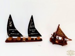 Lote de 2 Enfeites Barcos de Madeira . Medida: 32 cm x 24 cm altura e 19 cm x 18 cm altura