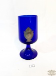 Grande Taça em Vidro Azul Cobalto com emblema em metal . Medida: 19 cm altura x 8 cm diametro.