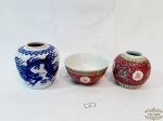 Lote 3 Peças Oriental sendo 2 Vasos e 1 Bowl em Porcelana. Medida: Potiches 10 cm altura x 4 cm diametro e 8 cm altura x 4 cm diametro e Bowl 6 cm altura x 11 cm diametro.