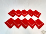 Jogo de 10 Guardanapos em Algodão Vermelho Bordados. Medida: 21,5 cm x 20 cm. Apresenta marcas de uso.
